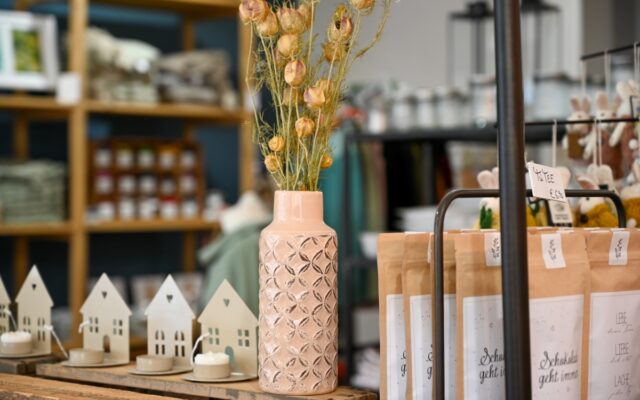 Vase mit Trockenblumen