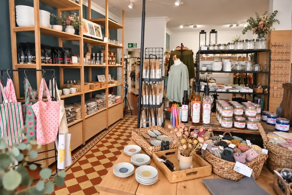 Innenansicht des Schauplatzes in Kevelaer mit Wohnaccessoires, Geschirr, Taschen, Kleidung und Geschenkartikeln.